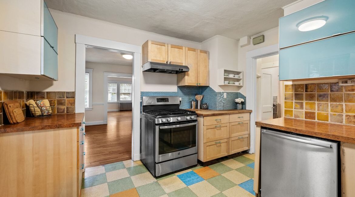 7 Oliver Rd Watertown MA 02472 Unit 1 Kitchen Range